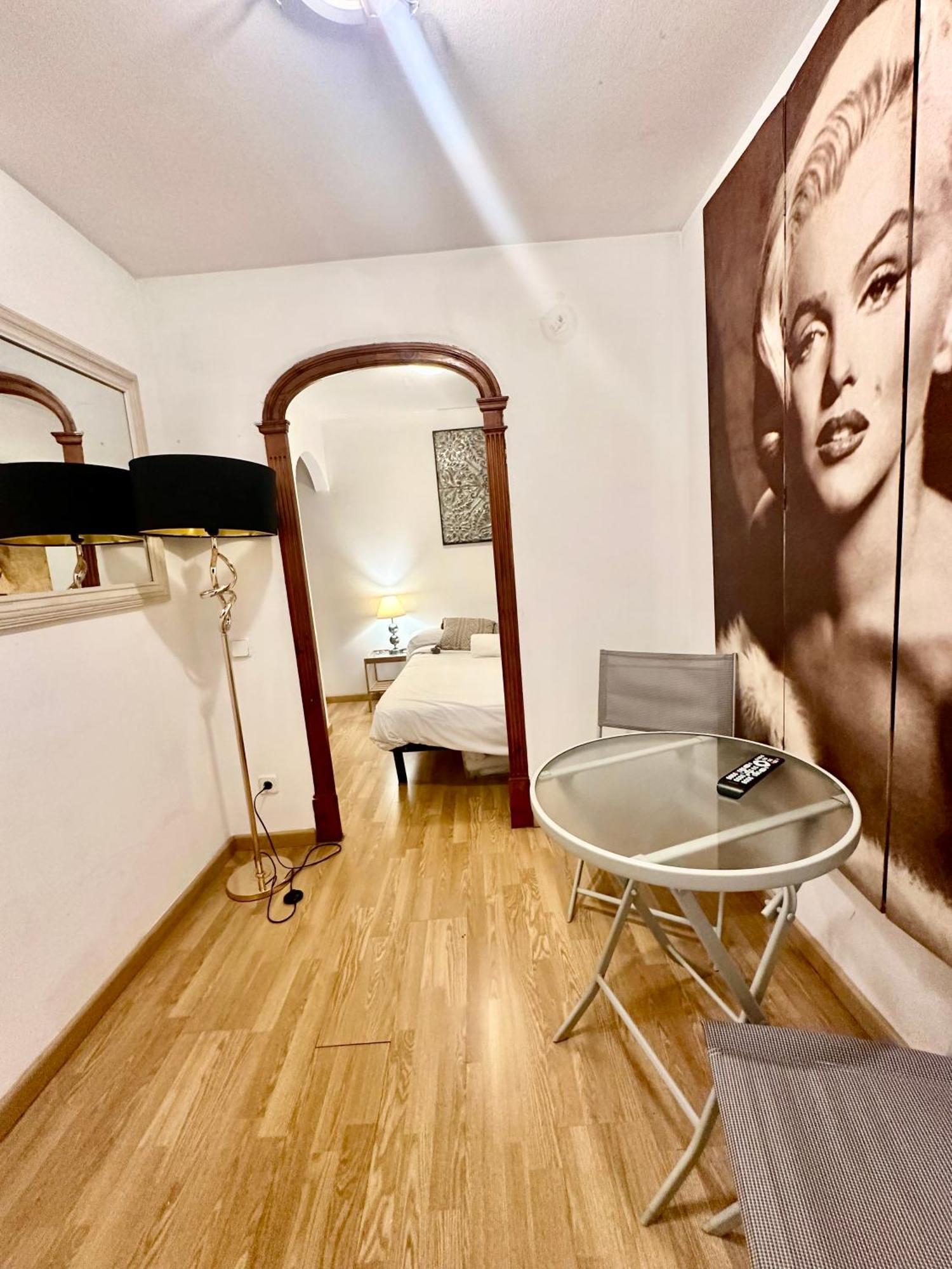 Private Rooms In City Center บาร์เซโลนา ภายนอก รูปภาพ